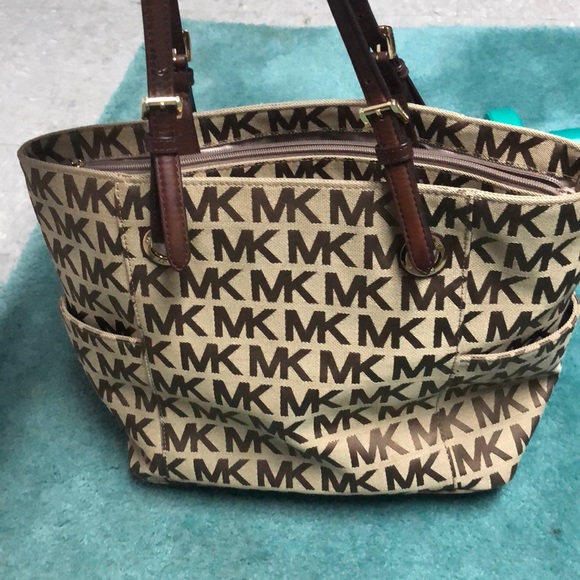 Michael Kors Handbags - Authentic Michael kors tote bag